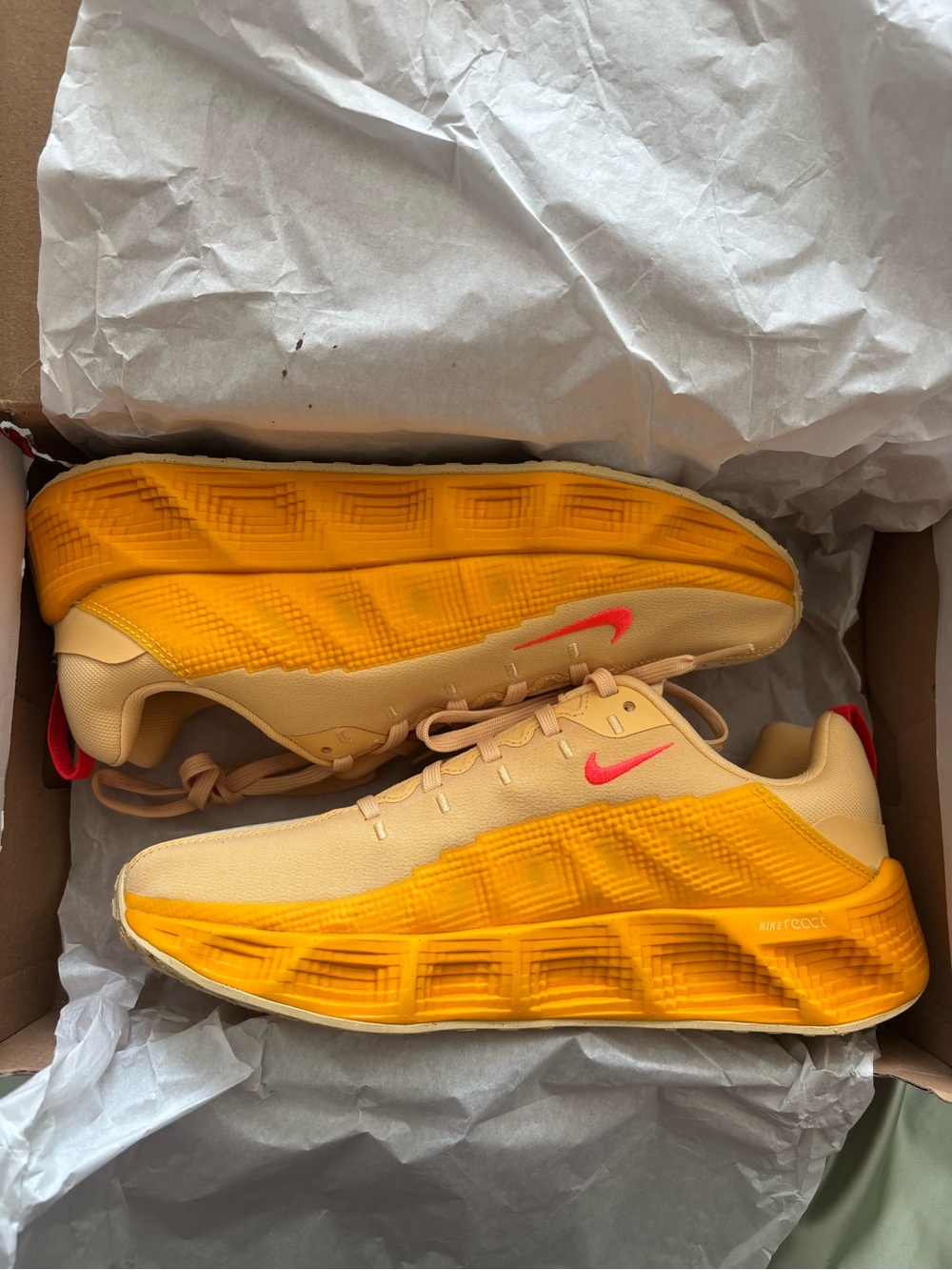 Nike rovers Yellow-Orange Running Shoes with Pink Swoosh